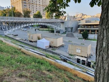 Фото 26 — В Киеве разгромили скандальную выставку на Аллее Небесной Сотни: есть задержанные (ФОТО)