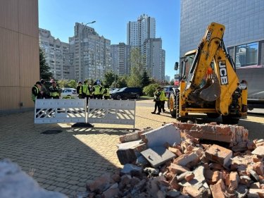 Фото 3 — В Киеве снесли заборы возле ЖК RiverStone, перекрывавшие проход к Днепру (ФОТО, ВИДЕО)