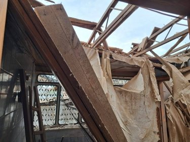 Фото 2 — Россияне в очередной раз обстреляли Никопольский район: повреждено агропредприятие и дома (ФОТО)