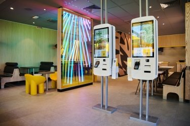 Фото 3 — В Киеве открыли новый McDonald’s из переработанных материалов с видом на озеро