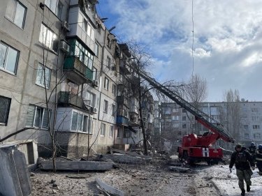 Фото 3 — Армия РФ ударила ракетами по Покровску: повреждена многоэтажка (ФОТО)
