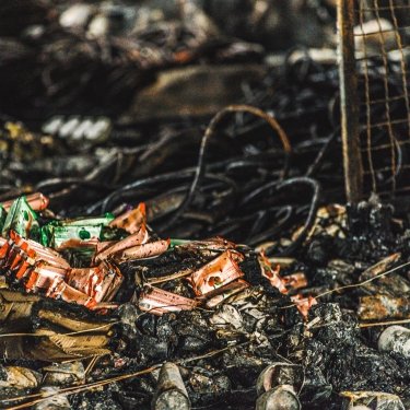 Фото 11 — В Днепре вследствие российской атаки дронами сгорел склад "Новой почты" (ФОТО)