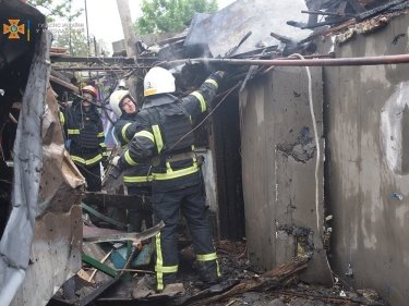 Фото 3 — В Николаеве из-за вражеского обстрела частного сектора разрушен дом (ФОТО)