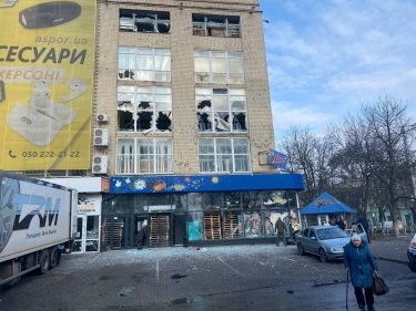 Фото 2 — Оккупанты обстреляли центр Херсона: погибли люди