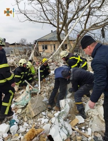 Фото 7 — В селе к югу от Киева из-за обстрела погибли пять человек, разрушены дома (ФОТО)