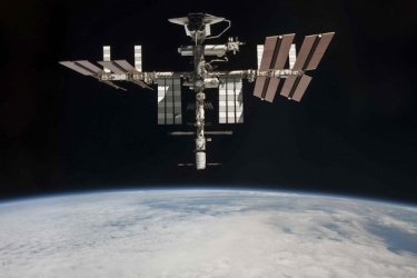 Фото 7 — NASA показали уникальные фотографии шаттла Endeavour и МКС