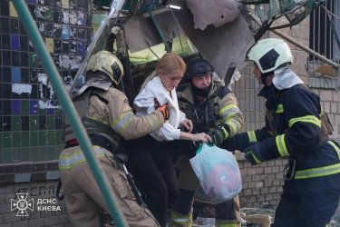 Фото 7 — У Києві внаслідок атаки РФ щонайменше шестеро загиблих, пошкоджено один із виходів станції метро, КПІ та КНЕУ