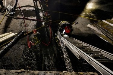 Фото 2 — Ночная атака на Киев: обломки сбитых дронов повредили жилые дома: есть пострадавшие (ФОТО)