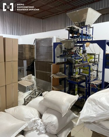 Фото 2 — В парке "Межигорье" нашли масштабное производство фальсифицированных сладостей и бакалеи (ФОТО)