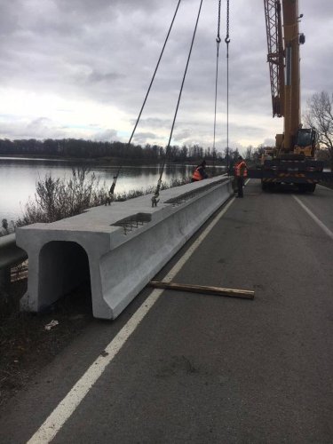 Фото 7 — В Ізюмі облаштували переправу через Сіверський Донець в обхід зруйнованого мосту (ФОТО)