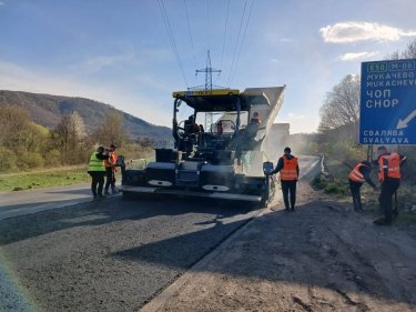Фото 7 — Роботи на дорогах державного значення тривають: за добу відновлено 124 тис. кв. м