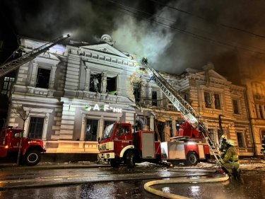 Фото 20 — РФ атаковала Харьков ракетами, попав в гостиницу Kharkiv Palace и жилой дом: 28 пострадавших (ФОТО)