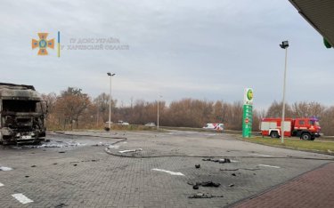 Фото 2 — На АЗС WOG под Харьковом взорвался резервуар с газом: сгорели две фуры (ФОТО, ОБНОВЛЕНО)