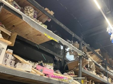 Фото 4 — Оккупанты из "Градов" обстреляли магазин в Никополе: есть пострадавшие (ФОТО)