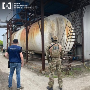 Фото 4 — В Днепропетровской области нашли нелегальный спиртзавод: потери от него оценивают в 4 миллиарда гривен (ФОТО)