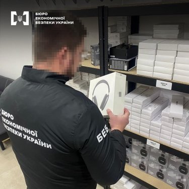 Фото 8 — Троє "чарівників" з Одеси "перетворювали" контрафакт на продукцію Apple: які вироки отримали (ФОТО)
