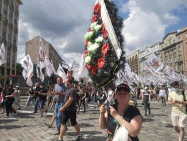 Фото 6 — На Майдане произошли столкновения SaveФОП и силовиков: хотели пронести к ОП гроб с венками