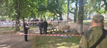 Фото 12 — В Чернигове на уличной выставке боеприпасов сработал гранатомет: ранены четверо детей и четверо взрослых