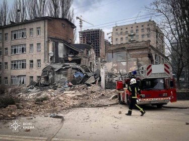 Фото 9 — Армія країни-агресора вдарила по Києву балістичними ракетами, є постраждалі (ФОТО)