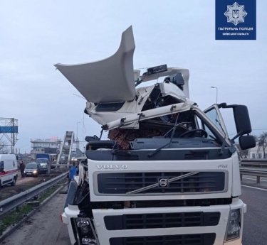 Фото 5 — На одесской трассе под Киевом фура влетела в секцию строящегося моста (ФОТО)