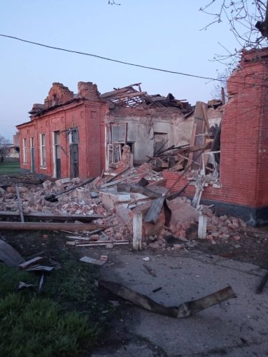 Фото 2 — Росія завдала ударів по залізниці в Харківській області: пошкоджено рухомий склад та будівлю вокзалу (ФОТО)