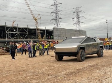 Фото 2 — Илон Маск проехался на прототипе Cybertruck по территории завода Tesla (ФОТО)