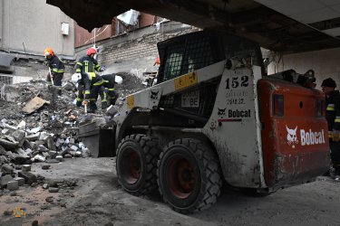 Фото 10 — Обстріл Миколаївської ОДА: кількість загиблих зросла до 24 (ФОТО)