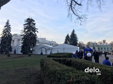 Фото 5 — Протестовавшие под Радой оставили после себя битую брусчатку и мусор (ФОТО, ВИДЕО)