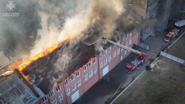 Фото 2 — В Одессе произошел масштабный пожар в здании завода сельхозмашин (ФОТО, ВИДЕО)