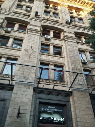 Фото 7 — Массированная атака на Киев: повреждено здание налоговой и офис "Укрпочты", сгорел ТРЦ "Квадрат" (ФОТО)