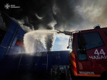 Фото 7 — Удар по складам "Эпицентра" под Киевом: пожар тушили более 10 часов