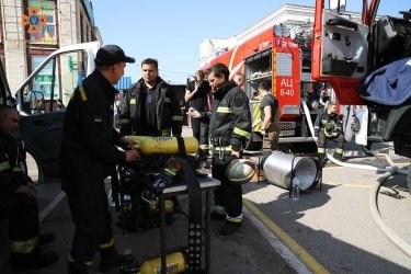 Фото 7 — В ГСЧС показали тушение пожара на центральном рынке Днепра (ФОТО, ВИДЕО)
