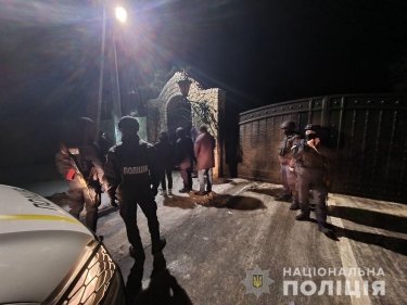 Фото 5 — Поліція обшукала готель і будинок Ярославського, а також будинок "винуватця" ДТП з його кортежем, що обмовив себе