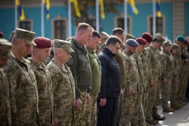 Фото 2 — Зеленський присвоїв звання Героя України майже двом десяткам військових та сотенному УПА Симчичу