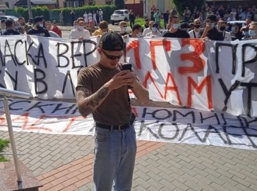 Фото 2 — Тысяча рабочих протестует под судом против остановки Николаевского глинозёмного завода