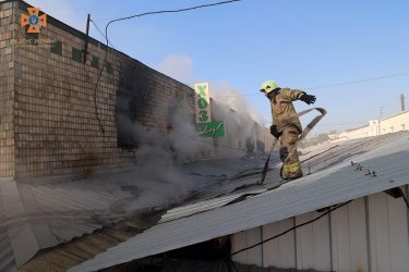 Фото 3 — В ГСЧС показали тушение пожара на центральном рынке Днепра (ФОТО, ВИДЕО)