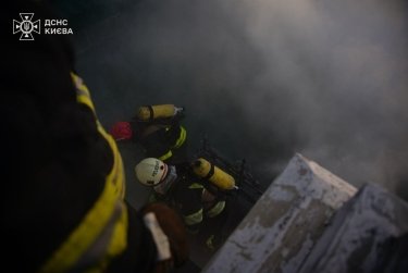 Фото 7 — Атака дронов на центр Киева: из-за разрушения дома на Банковой есть погибшая, загорелся и корпус НБУ (ФОТО)