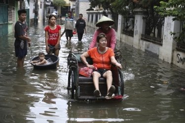 Фото 2 — В Индонезии наводнения унесли жизни 60 человек (ФОТО)