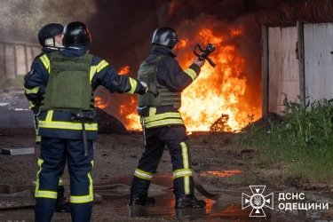 Фото 5 — В ходе атаки на порт "Пивденный" разрушен терминал производителя растительных масел "Дельта Вилмар", на месте пожар