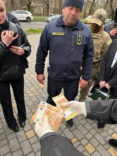 Фото 2 — Полиция и СБУ поймали таможенника на взятке за ввоз из Молдовы 4 миллиона гривен (ФОТО)