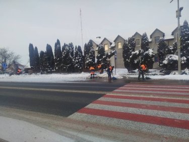 Фото 3 — Сніг і обробка протиожеледними матеріалами: який стан проїзду на дорогах України