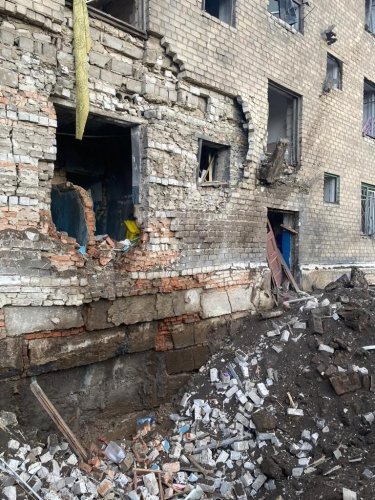 Фото 4 — Оккупанты нанесли четыре ракетных удара по Константиновке: попали в центр размещения переселенцев (ФОТО)