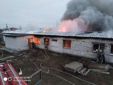 Фото 2 — В селе под Киевом горел швейный цех (ФОТО)