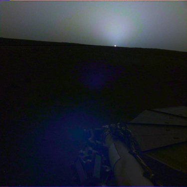 Фото 2 — Зонд NASA InSight сделал уникальный снимок захода Солнца на Марсе