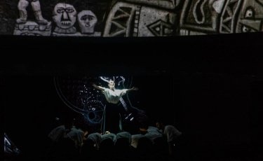 Фото 4 — Мультимедийный ритуал: "Шлях до..." Троицкого вписался в пространство Украинского дома