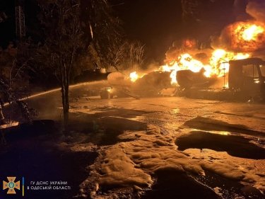 Фото 4 — В Ренийском морпорту взорвался бензовоз: один мужчина погиб, еще один в реанимации (ФОТО)