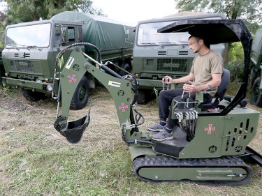 Фото 5 — Григорий Козловский, президент ФК "Рух", передал ВСУ 6 грузовиков