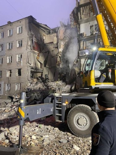 Фото 3 — Российские войска ударили ракетой по многоэтажке в Николаеве. Есть жертвы