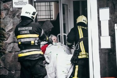 Фото 2 — В Киеве горел частный дом престарелых с 80 людьми внутри (ФОТО)