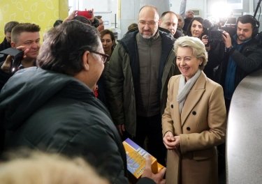Фото 2 — За три дні українці обміняли вже понад 750 тисяч старих ламп на LED - прем'єр (ФОТО, ВІДЕО)
